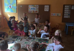 Grupa maluchów maluje swoje kropki